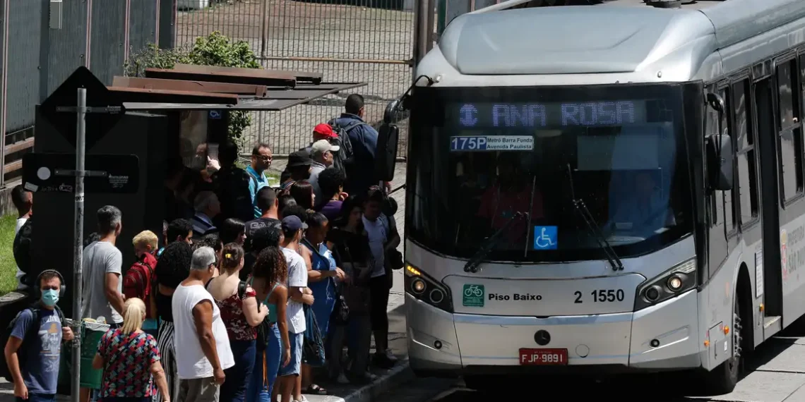 Setor de serviços cresce 0,6% em setembro e atinge o maior nível da história, impulsionado pelos transportes e turismo, segundo o IBGE. Atividade supera em 19,5% o patamar pré-pandemia.
