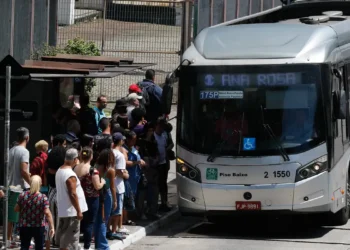 Setor de serviços cresce 0,6% em setembro e atinge o maior nível da história, impulsionado pelos transportes e turismo, segundo o IBGE. Atividade supera em 19,5% o patamar pré-pandemia.