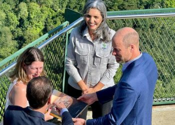 Em visita ao Parque Nacional da Tijuca, no Rio de Janeiro, o príncipe William elogiou a beleza da maior floresta urbana replantada do mundo. O herdeiro britânico participou de evento do Prêmio Earthshot 2025 e destacou a importância do reflorestamento e da preservação ambiental conduzidos pelo ICMBio.