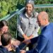 Em visita ao Parque Nacional da Tijuca, no Rio de Janeiro, o príncipe William elogiou a beleza da maior floresta urbana replantada do mundo. O herdeiro britânico participou de evento do Prêmio Earthshot 2025 e destacou a importância do reflorestamento e da preservação ambiental conduzidos pelo ICMBio.