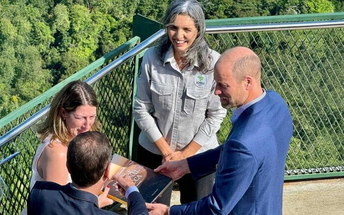 Em visita ao Parque Nacional da Tijuca, no Rio de Janeiro, o príncipe William elogiou a beleza da maior floresta urbana replantada do mundo. O herdeiro britânico participou de evento do Prêmio Earthshot 2025 e destacou a importância do reflorestamento e da preservação ambiental conduzidos pelo ICMBio.
