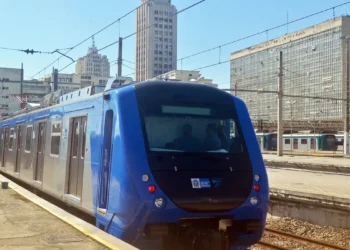 A Justiça do Rio homologou o aditivo ao plano de recuperação judicial da Supervia. A decisão permite a criação da UPI Ferroviária e de um fundo especial, facilitando a transição do serviço e a entrada de novos investidores no sistema de trens.