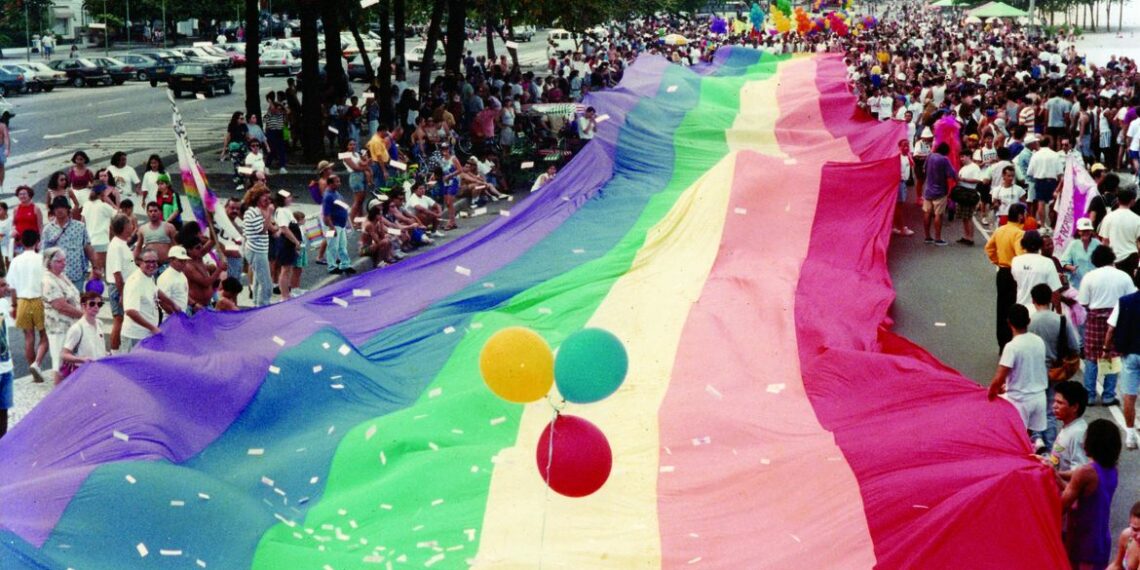 A Parada do Orgulho LGBTI+ do Rio completa 30 anos e volta a Copacabana. Evento celebra a marcha histórica de 1995, marco que impulsionou a mobilização nacional e ajudou a transformar pautas em direitos.
