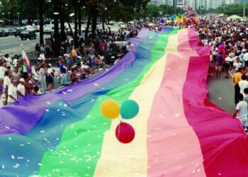 A Parada do Orgulho LGBTI+ do Rio completa 30 anos e volta a Copacabana. Evento celebra a marcha histórica de 1995, marco que impulsionou a mobilização nacional e ajudou a transformar pautas em direitos.