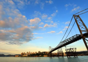 A Defensoria Pública da União recomendou que Florianópolis interrompa a triagem de passageiros na rodoviária. Para o órgão, a prática adotada pelo prefeito Topázio Neto viola direitos fundamentais e representa controle migratório ilegal.