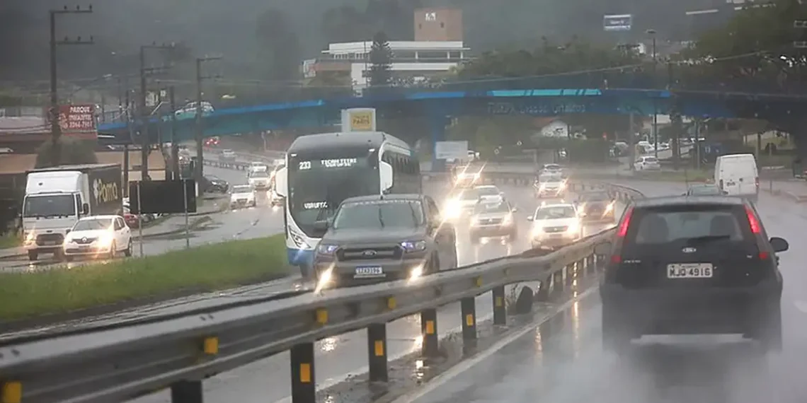 Defesa Civil de Santa Catarina alerta para temporais entre domingo (16) e segunda (17), com granizo, chuva intensa e rajadas de vento devido à frente fria ligada a um ciclone no Atlântico. Há risco de destelhamentos, danos elétricos e alagamentos.