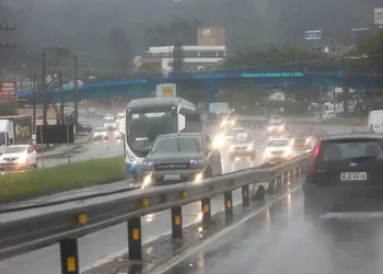 Defesa Civil de Santa Catarina alerta para temporais entre domingo (16) e segunda (17), com granizo, chuva intensa e rajadas de vento devido à frente fria ligada a um ciclone no Atlântico. Há risco de destelhamentos, danos elétricos e alagamentos.
