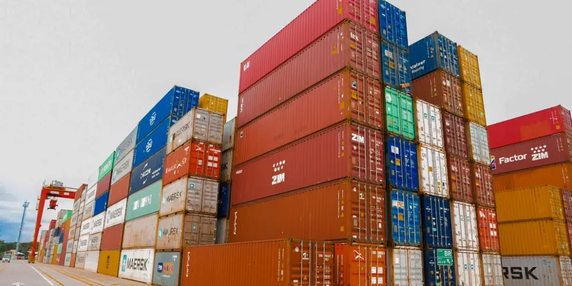 Conselho Monetário Nacional aprova mudanças no Plano Brasil Soberano, ampliando acesso a R$ 30 bilhões em crédito emergencial para empresas afetadas pelo tarifaço dos EUA e incluindo fornecedores de exportadoras entre os beneficiários.