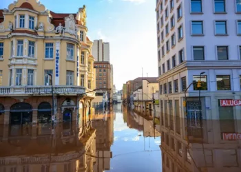 Com apoio da inteligência artificial, o projeto Riskclima, da Universidade Federal Fluminense, analisa vulnerabilidades climáticas no Brasil e propõe soluções específicas por região. Iniciativa será apresentada até 2026 com foco em políticas públicas sustentáveis.