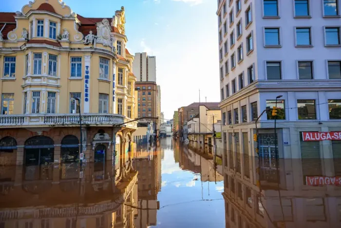 Com apoio da inteligência artificial, o projeto Riskclima, da Universidade Federal Fluminense, analisa vulnerabilidades climáticas no Brasil e propõe soluções específicas por região. Iniciativa será apresentada até 2026 com foco em políticas públicas sustentáveis.