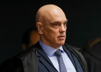 Remédios de Jair Bolsonaro são entregues à PF em Brasília; defesa aponta saúde frágil. Moraes determinou prisão preventiva após convocação de vigília e tentativa de romper tornozeleira.
