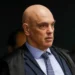 Remédios de Jair Bolsonaro são entregues à PF em Brasília; defesa aponta saúde frágil. Moraes determinou prisão preventiva após convocação de vigília e tentativa de romper tornozeleira.