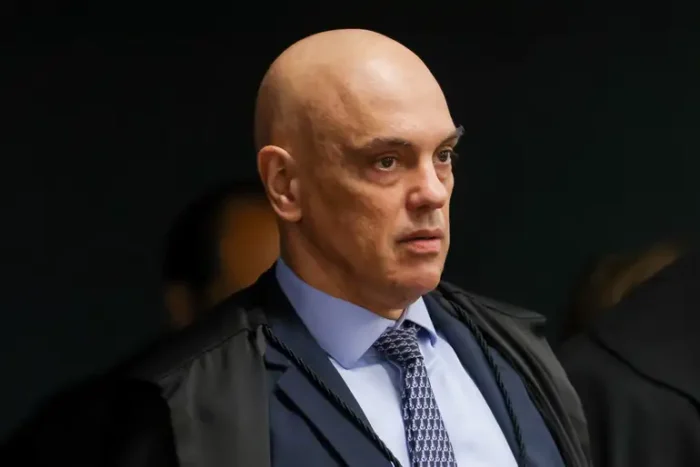 Remédios de Jair Bolsonaro são entregues à PF em Brasília; defesa aponta saúde frágil. Moraes determinou prisão preventiva após convocação de vigília e tentativa de romper tornozeleira.