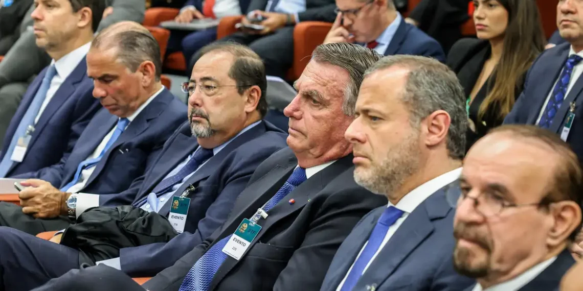 Defesas de Jair Bolsonaro e outros réus da trama golpista contestam decisão de Alexandre de Moraes que determinou a execução imediata das penas. Advogados alegam surpresa, perseguição política e afirmam que seguirão recorrendo.