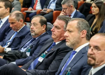 Defesas de Jair Bolsonaro e outros réus da trama golpista contestam decisão de Alexandre de Moraes que determinou a execução imediata das penas. Advogados alegam surpresa, perseguição política e afirmam que seguirão recorrendo.