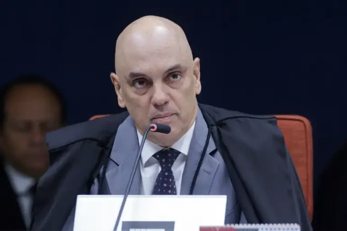 Alexandre de Moraes vota para manter execução das condenações de Jair Bolsonaro e outros réus da trama golpista, apontando que defesa perdeu prazo e não tem direito a embargos infringentes.