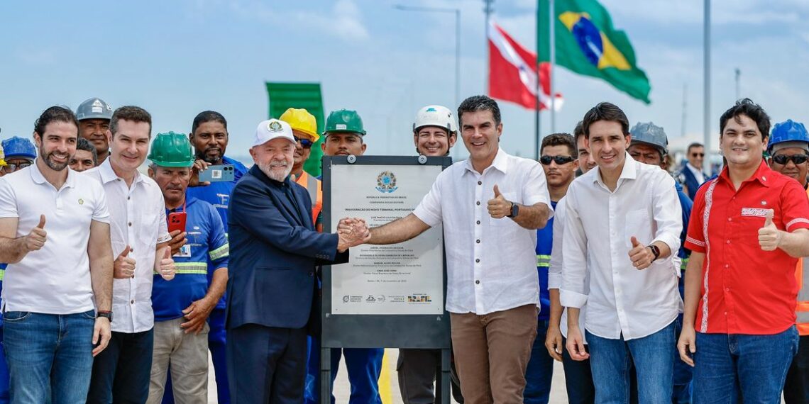 O presidente Lula inaugurou neste sábado (1º) a ampliação do Aeroporto Internacional de Belém e a modernização do Porto de Outeiro, com investimentos que ultrapassam R$ 680 milhões. As obras fazem parte das ações preparatórias para a COP30, que ocorrerá em novembro na capital paraense.