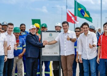 O presidente Lula inaugurou neste sábado (1º) a ampliação do Aeroporto Internacional de Belém e a modernização do Porto de Outeiro, com investimentos que ultrapassam R$ 680 milhões. As obras fazem parte das ações preparatórias para a COP30, que ocorrerá em novembro na capital paraense.