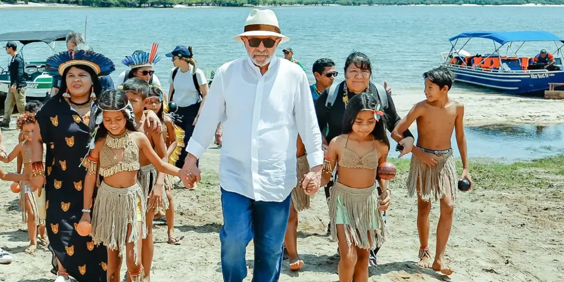 Em visita à Aldeia Vista Alegre, no Pará, Lula promete energia solar para comunidades indígenas, anuncia criação da Universidade Indígena e reforça compromissos ambientais antes da COP30.