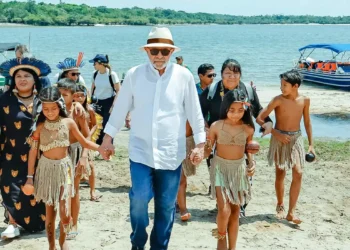 Em visita à Aldeia Vista Alegre, no Pará, Lula promete energia solar para comunidades indígenas, anuncia criação da Universidade Indígena e reforça compromissos ambientais antes da COP30.