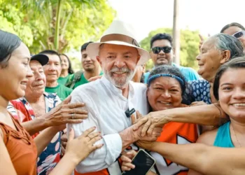 Lula afirma que voltará a ligar para Donald Trump se não houver avanços nas negociações comerciais entre Brasil e EUA até o fim da COP30. Presidente busca acordo para reverter tarifaço imposto por Washington.