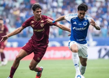 Cruzeiro empata com Fluminense por 0 a 0 no Mineirão e se complica na briga pelo título do Campeonato Brasileiro. Ceará vence o Corinthians, e Vitória e Botafogo empatam em Salvador.