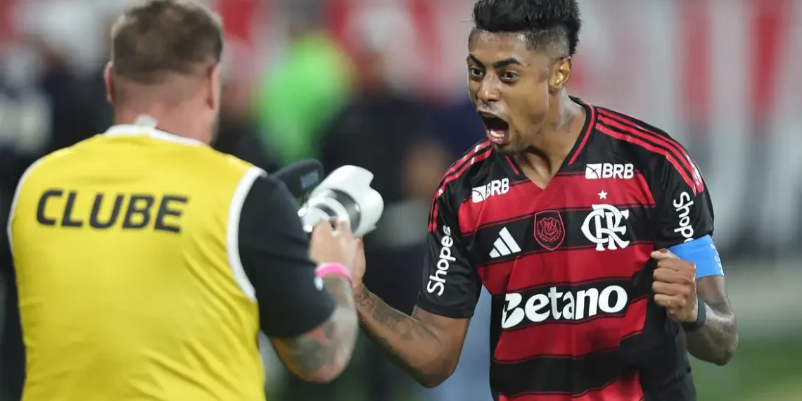 Flamengo vence o Santos, Palmeiras perde para o Mirassol e o Brasileirão pega fogo na reta final com as equipes empatadas em 68 pontos.