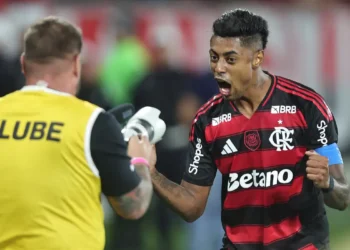 Flamengo vence o Santos, Palmeiras perde para o Mirassol e o Brasileirão pega fogo na reta final com as equipes empatadas em 68 pontos.