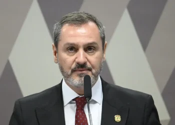 PF estima que fraudes investigadas na Operação Compliance Zero movimentaram até R$ 12 bilhões. Ação envolve Banco Master, BRB e resultou em prisões, apreensões e liquidação extrajudicial de corretora.
