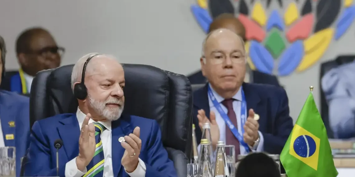 Lula afirma no G20 que é papel das maiores economias liderar a transição energética e enfrentar a crise climática, defendendo mudanças econômicas e sociais estruturais.