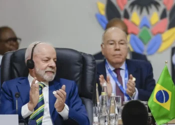 Lula afirma no G20 que é papel das maiores economias liderar a transição energética e enfrentar a crise climática, defendendo mudanças econômicas e sociais estruturais.