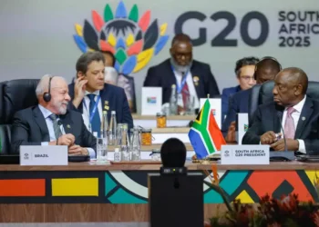 Lula destaca, na última sessão da Cúpula de Líderes do G20, a importância da soberania sobre minerais críticos, governança global da inteligência artificial e garantia de trabalho decente na transição tecnológica.