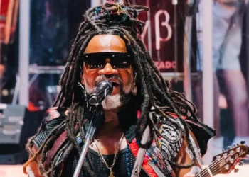 A Rádio Nacional apresenta um especial dedicado a Carlinhos Brown, destacando clássicos, parcerias e a trajetória do artista que transformou ritmos e marcou a Música Popular Brasileira.