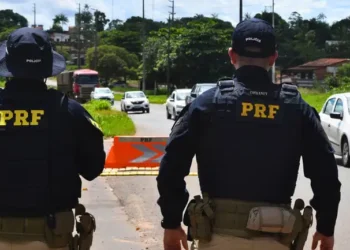 Polícia Militar do Rio reforça o policiamento nas praias, rodovias e na Parada do Orgulho LGBTI+ em Copacabana. Operação conta com mais de 1.300 agentes e suporte aéreo.