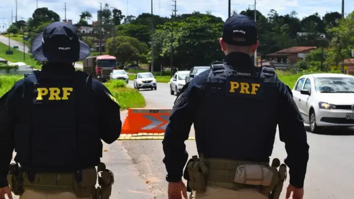 Polícia Militar do Rio reforça o policiamento nas praias, rodovias e na Parada do Orgulho LGBTI+ em Copacabana. Operação conta com mais de 1.300 agentes e suporte aéreo.