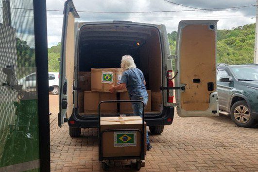 Ministério da Saúde entrega kits emergenciais de medicamentos e insumos para garantir atendimento imediato às vítimas do tornado em Rio Bonito do Iguaçu (PR). Ação integra conjunto de medidas federais para estabilizar a região.