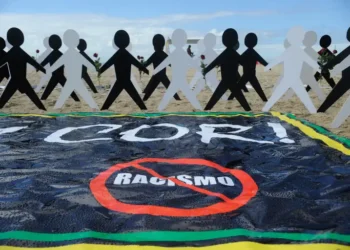 O STF formou maioria para reconhecer o racismo estrutural no Brasil e determinar a criação de um plano nacional de combate em até 12 meses. Julgamento segue suspenso e ministros ainda vão definir diretrizes. Divergência envolve o conceito de “estado de coisas inconstitucional”.