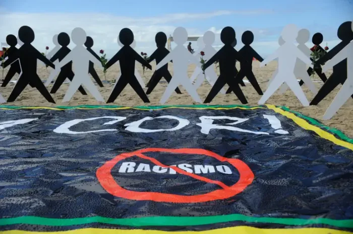 O STF formou maioria para reconhecer o racismo estrutural no Brasil e determinar a criação de um plano nacional de combate em até 12 meses. Julgamento segue suspenso e ministros ainda vão definir diretrizes. Divergência envolve o conceito de “estado de coisas inconstitucional”.