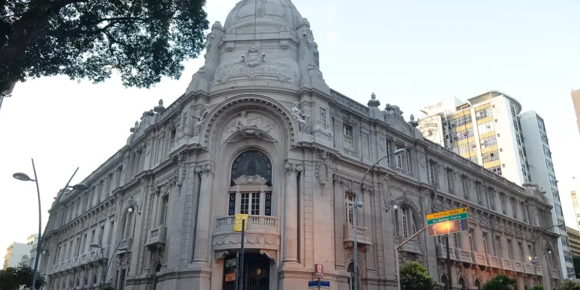 O Iphan vai deliberar nesta quarta (26) sobre o tombamento definitivo do antigo prédio do DOPS, no Rio, local que funcionou como centro de repressão durante a ditadura militar. A proposta prevê preservação para fins de memória e direitos humanos.