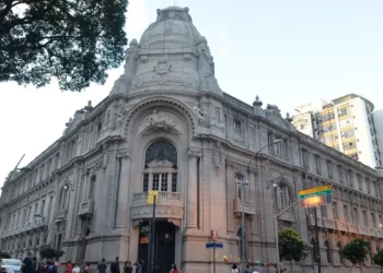 O Iphan vai deliberar nesta quarta (26) sobre o tombamento definitivo do antigo prédio do DOPS, no Rio, local que funcionou como centro de repressão durante a ditadura militar. A proposta prevê preservação para fins de memória e direitos humanos.