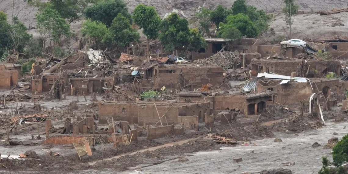 Dez anos após o rompimento da barragem de Fundão, em Mariana (MG), sobreviventes ainda cobram justiça e reparação integral. Comunidades relatam falhas no reassentamento e esperam por punições aos responsáveis pelo maior desastre ambiental do Brasil.