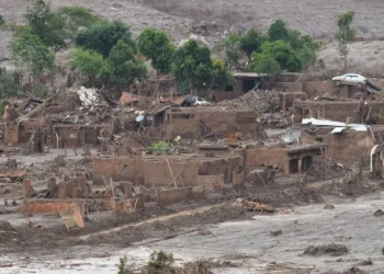 Dez anos após o rompimento da barragem de Fundão, em Mariana (MG), sobreviventes ainda cobram justiça e reparação integral. Comunidades relatam falhas no reassentamento e esperam por punições aos responsáveis pelo maior desastre ambiental do Brasil.