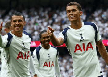 tottenham empata com o manchester united no fim; arsenal tropeça e vê sequência de vitórias acabar