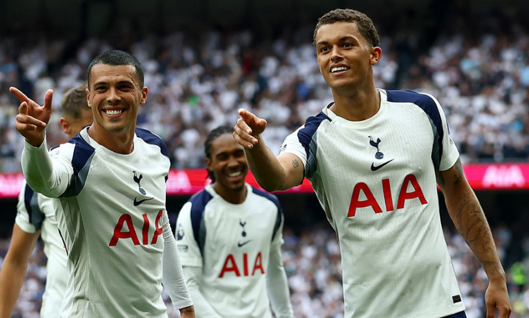 tottenham empata com o manchester united no fim; arsenal tropeça e vê sequência de vitórias acabar