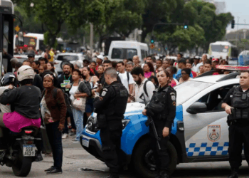 A operação policial que deixou 121 mortos no Rio fez o Congresso acelerar projetos sobre segurança pública. Governo e oposição correm para aprovar medidas contra facções e milícias.