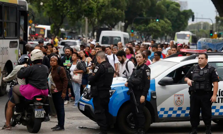 A operação policial que deixou 121 mortos no Rio fez o Congresso acelerar projetos sobre segurança pública. Governo e oposição correm para aprovar medidas contra facções e milícias.