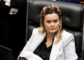 Após críticas à Galinha Pintadinha, deputada Júlia Zanatta lança paródia “Galinha Armadinha”