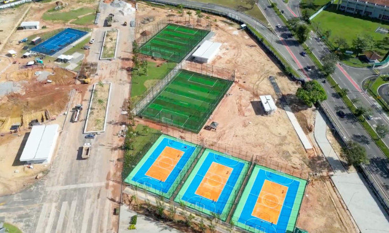 O secretário da COP30 admite pequenos atrasos nas obras da zona azul e verde, mas garante que toda infraestrutura estará pronta até segunda-feira, início da conferência climática em Belém.