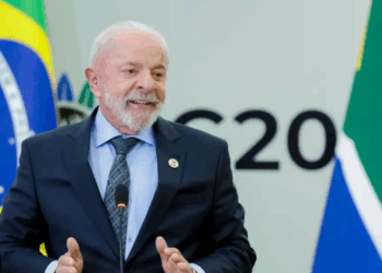 Lula manifesta preocupação com aparato militar dos EUA no Caribe e diz que falará com Trump