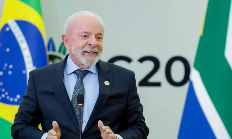 Lula manifesta preocupação com aparato militar dos EUA no Caribe e diz que falará com Trump
